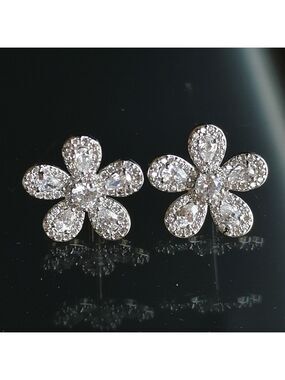Sterling silver cz daisy stud earrings 🆕